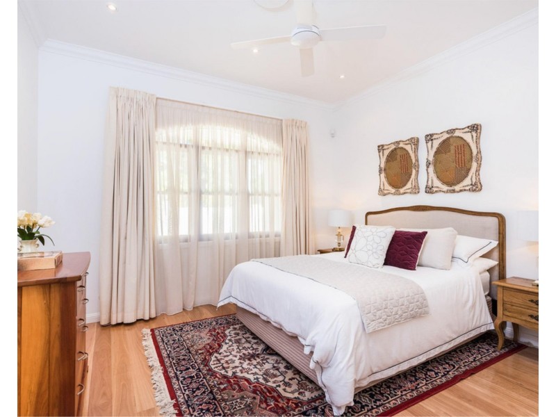 33 Eblin Drive, Hamilton QLD 4007