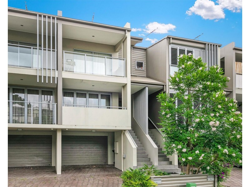 61 Douglas Street, St Lucia QLD 4067