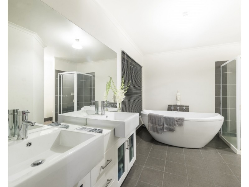 6  Barwon Street, Taylors Hill VIC 3037