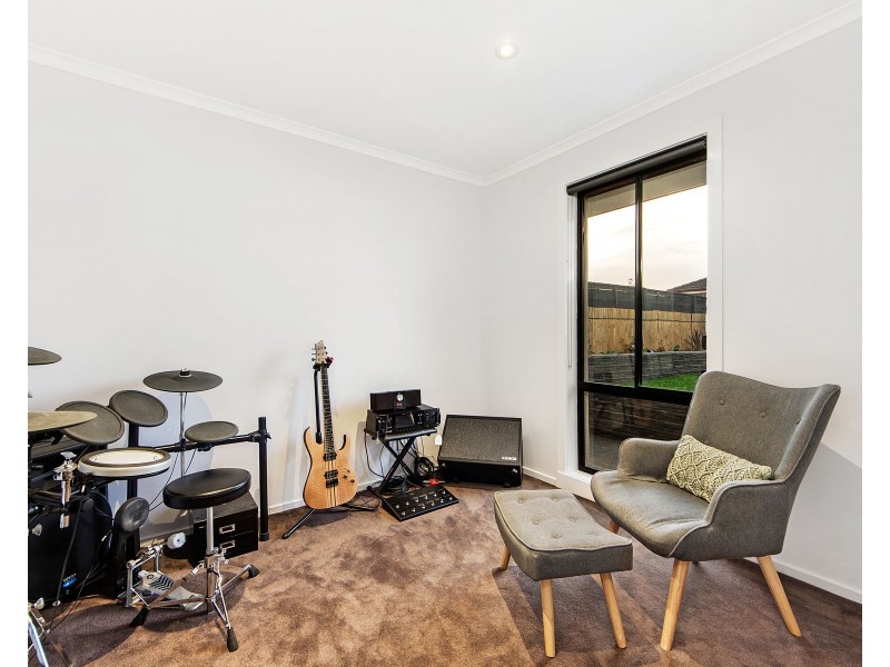 27 Anakie Walk, Delahey VIC 3037