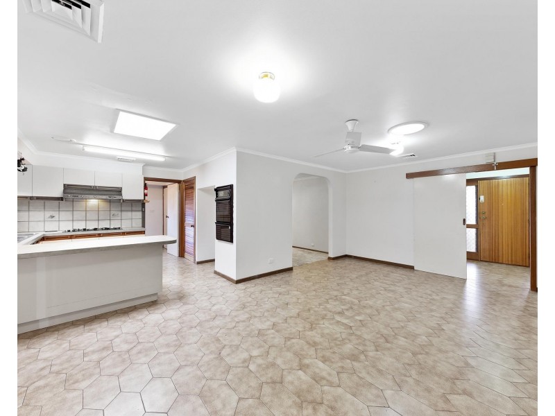 41 Angourie Crescent, Taylors Lakes VIC 3038