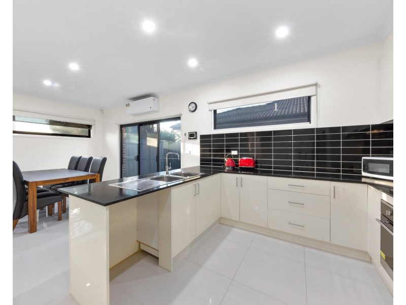 1/7 Lacebark Road, Delahey VIC 3037