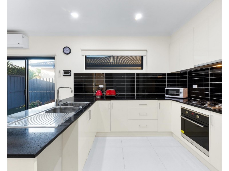 1/7 Lacebark Road, Delahey VIC 3037