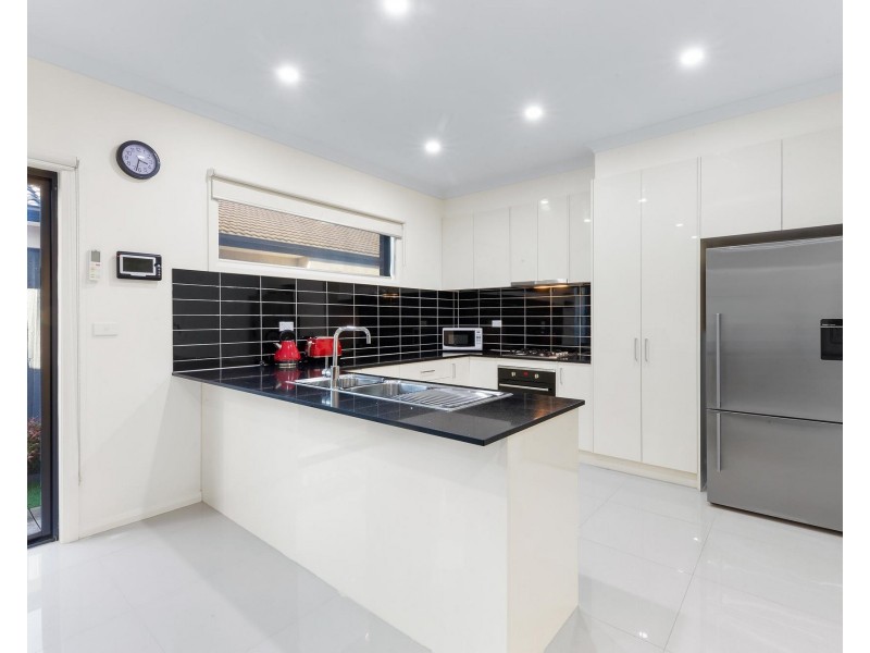 1/7 Lacebark Road, Delahey VIC 3037