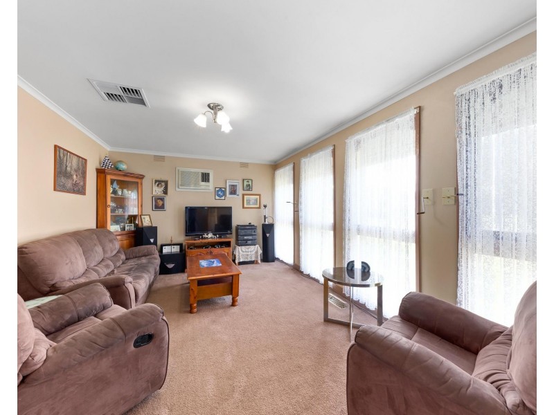 13 Charlbury Grove, St Albans VIC 3021