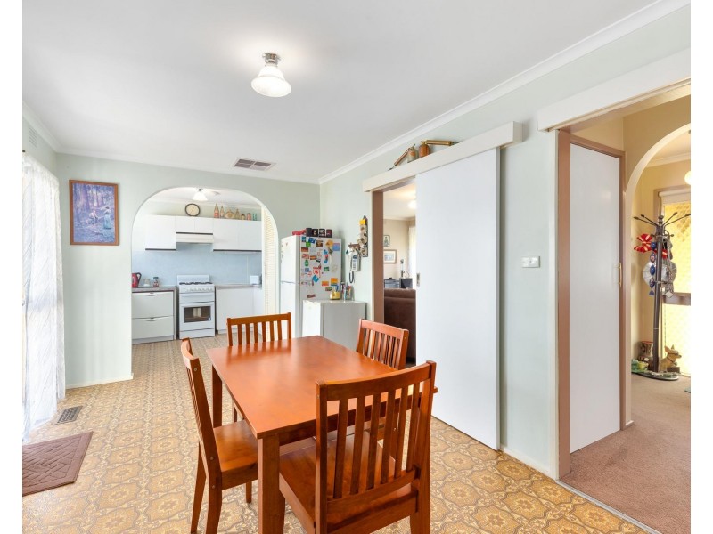 13 Charlbury Grove, St Albans VIC 3021