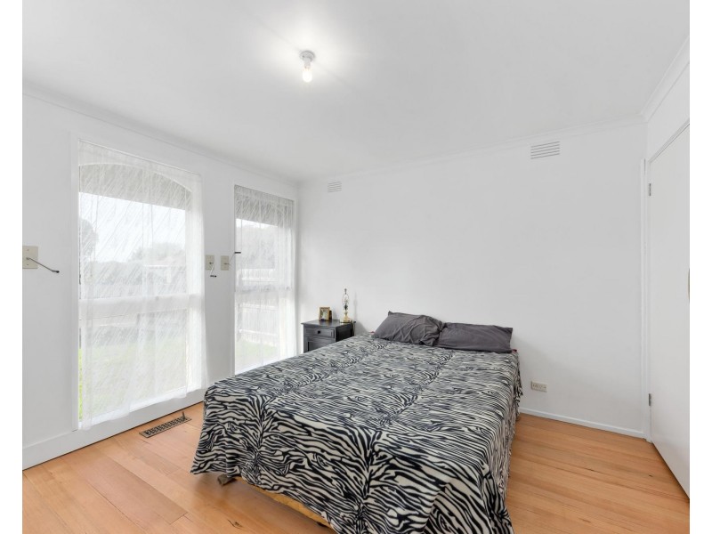 13 Charlbury Grove, St Albans VIC 3021