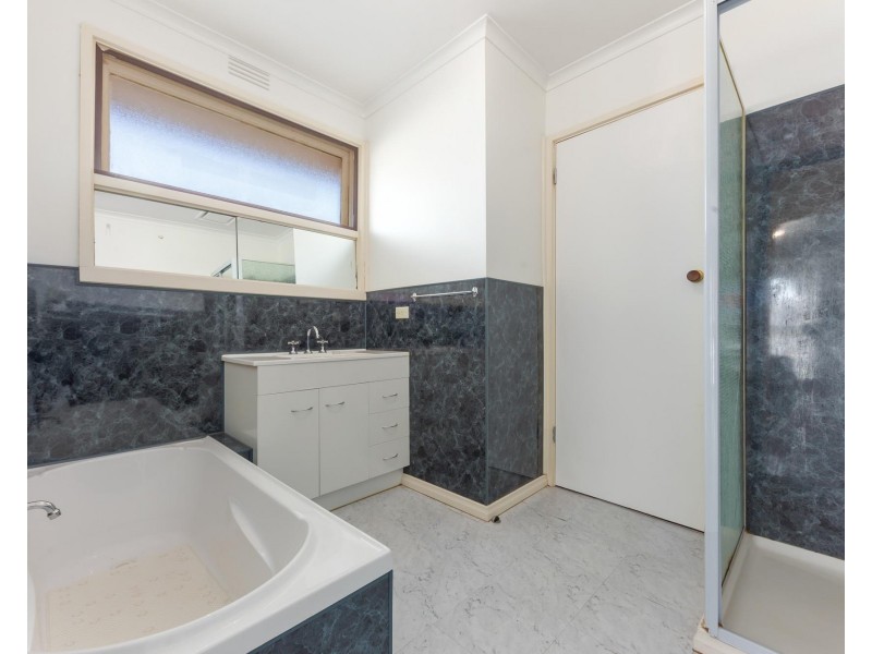 13 Charlbury Grove, St Albans VIC 3021