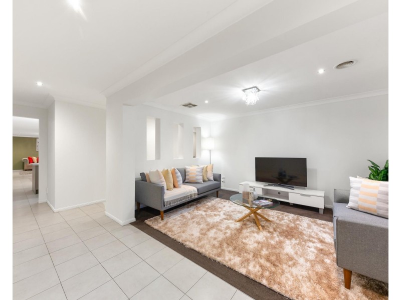 18 Bowman Court, Taylors Hill VIC 3037