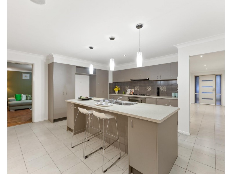 18 Bowman Court, Taylors Hill VIC 3037