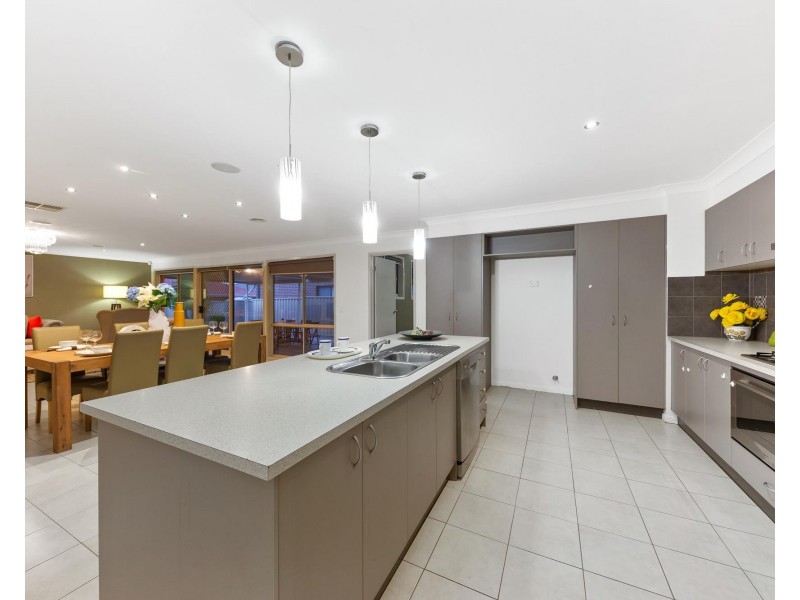 18 Bowman Court, Taylors Hill VIC 3037