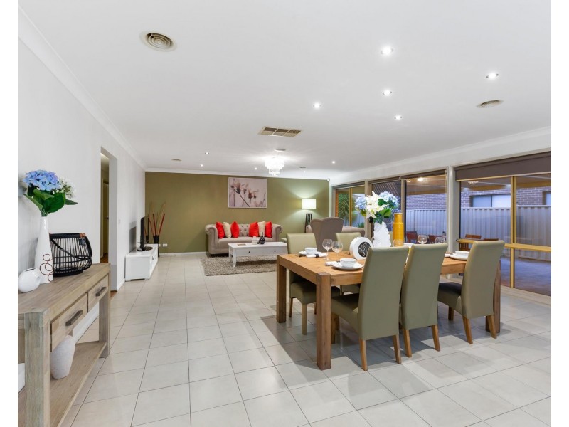 18 Bowman Court, Taylors Hill VIC 3037