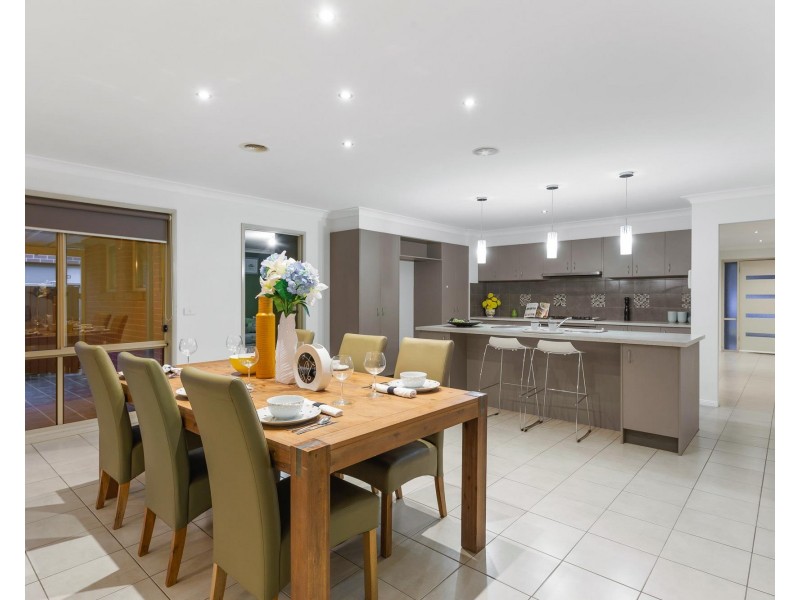 18 Bowman Court, Taylors Hill VIC 3037