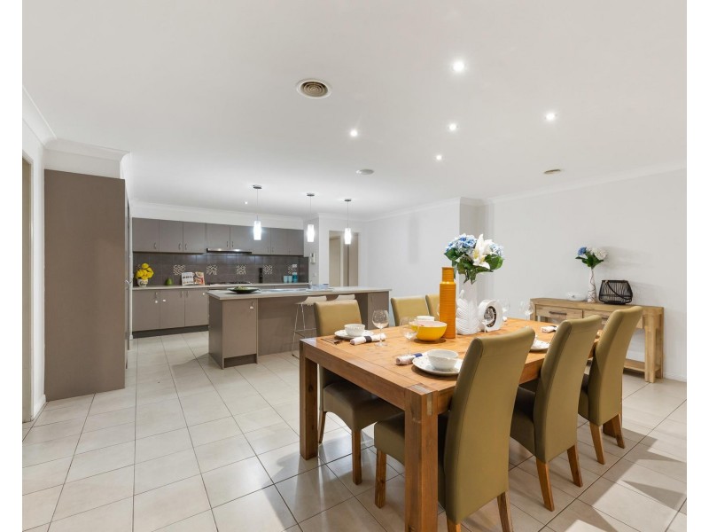 18 Bowman Court, Taylors Hill VIC 3037