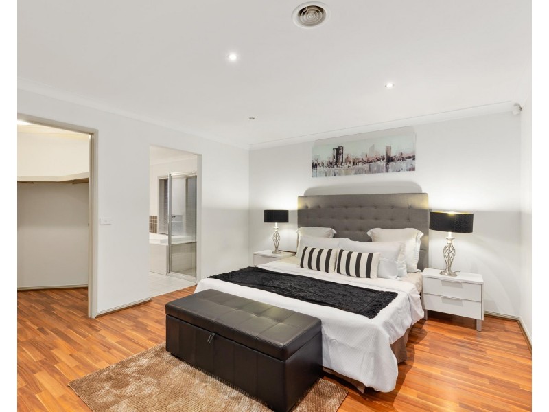 18 Bowman Court, Taylors Hill VIC 3037