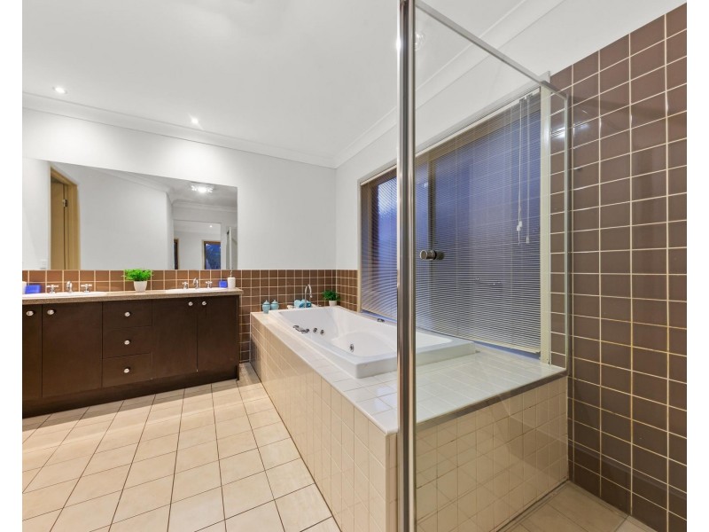 18 Bowman Court, Taylors Hill VIC 3037