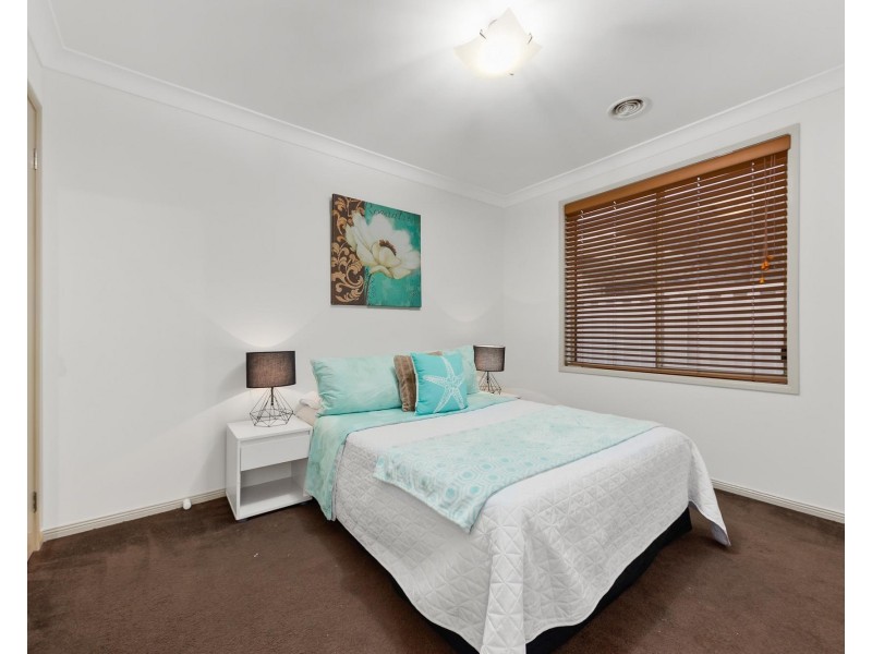 18 Bowman Court, Taylors Hill VIC 3037