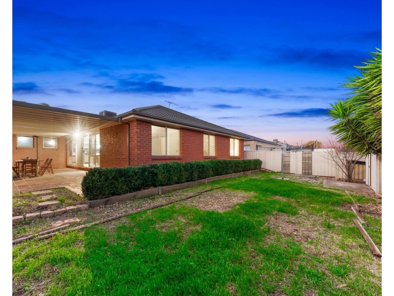 18 Bowman Court, Taylors Hill VIC 3037