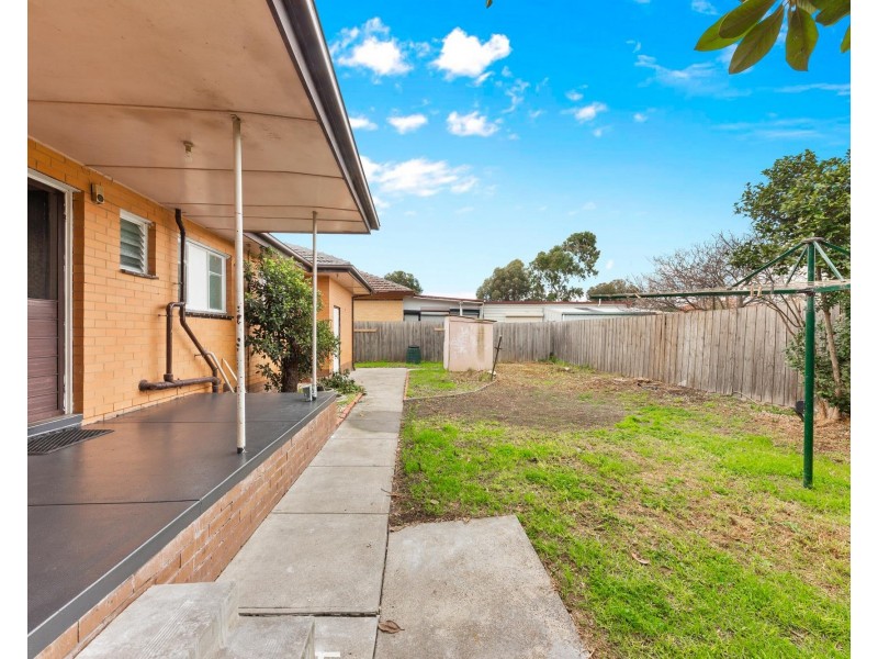 4 Stradbroke Drive, St Albans VIC 3021