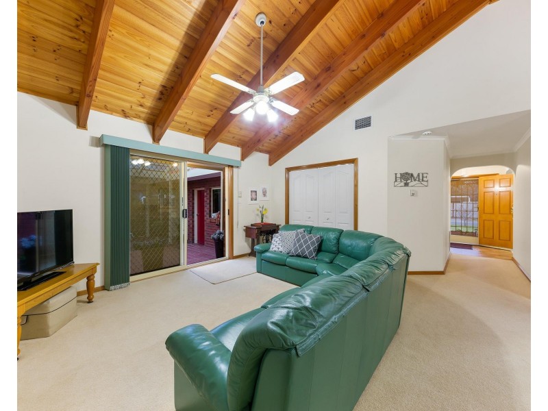 3 Landau Court, Taylors Lakes VIC 3038