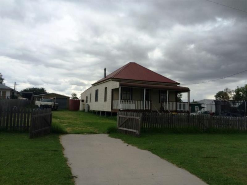 30 Treverton Street, Wallangarra QLD 4383