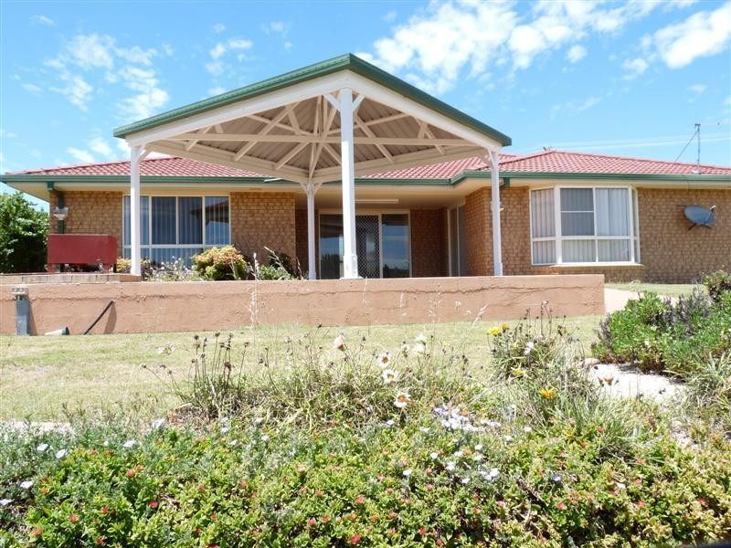 8 Leslie Parade, Stanthorpe QLD 4380