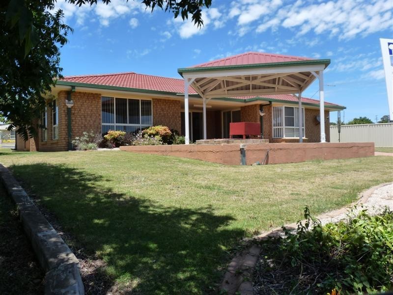 8 Leslie Parade, Stanthorpe QLD 4380