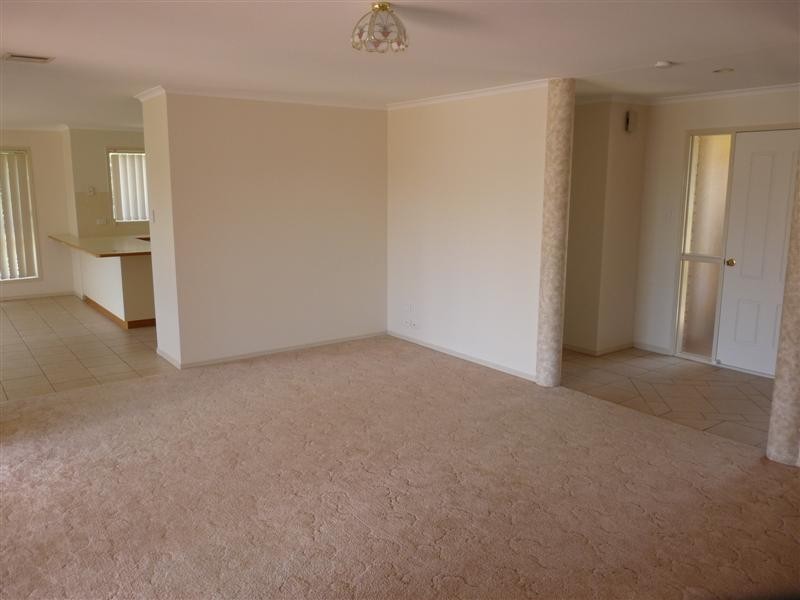 8 Leslie Parade, Stanthorpe QLD 4380