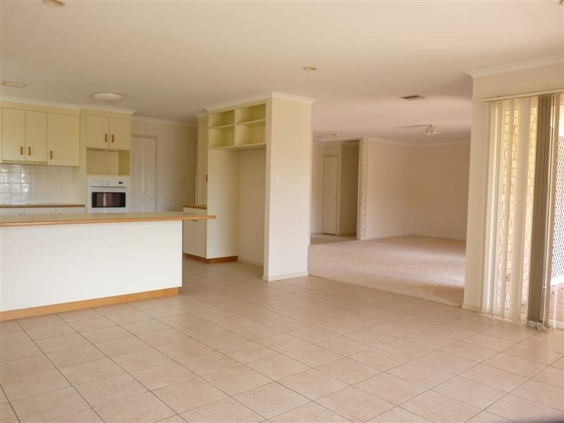 8 Leslie Parade, Stanthorpe QLD 4380