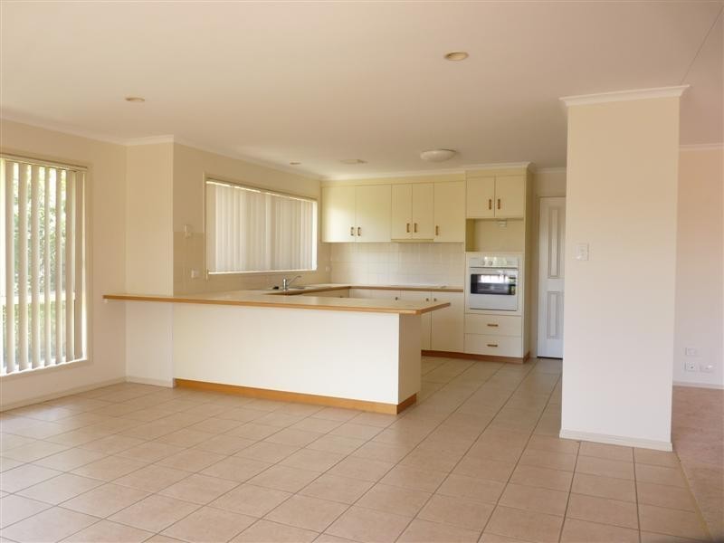 8 Leslie Parade, Stanthorpe QLD 4380