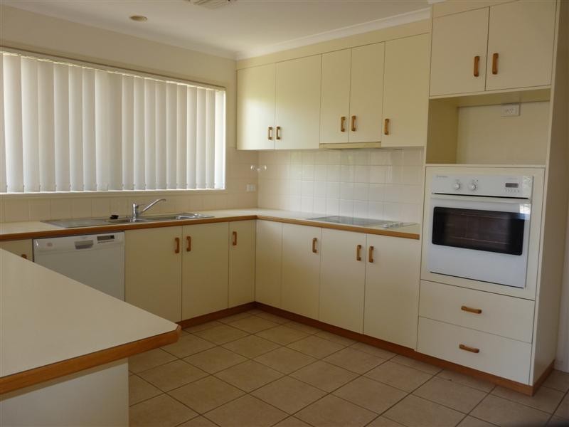 8 Leslie Parade, Stanthorpe QLD 4380