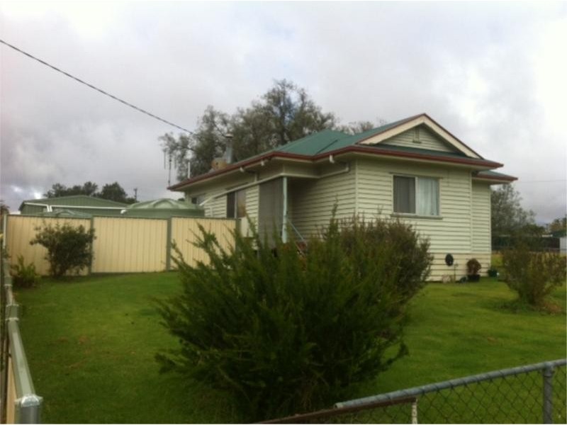 27  Barawell Street, Wallangarra QLD 4383