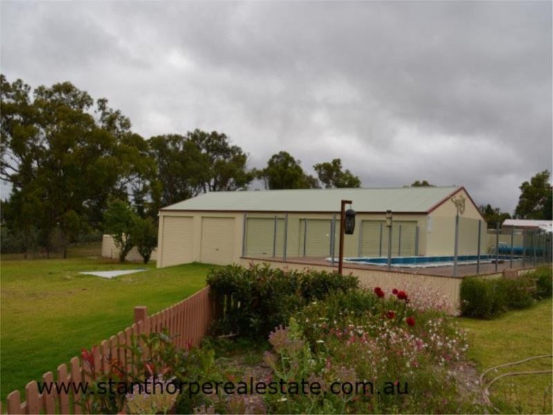 18 Pioneers Parade, Stanthorpe QLD 4380