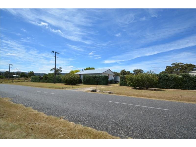 65 Woodlawn Street, Wallangarra QLD 4383