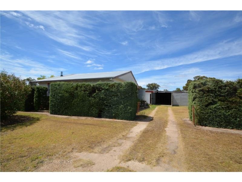 65 Woodlawn Street, Wallangarra QLD 4383