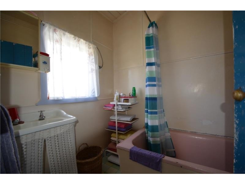 65 Woodlawn Street, Wallangarra QLD 4383