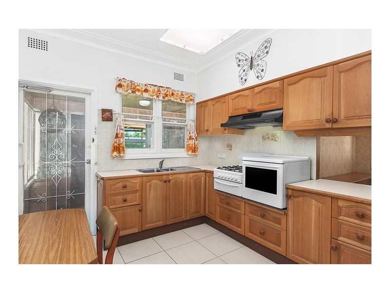 8 Vista Parade, Kotara NSW 2289