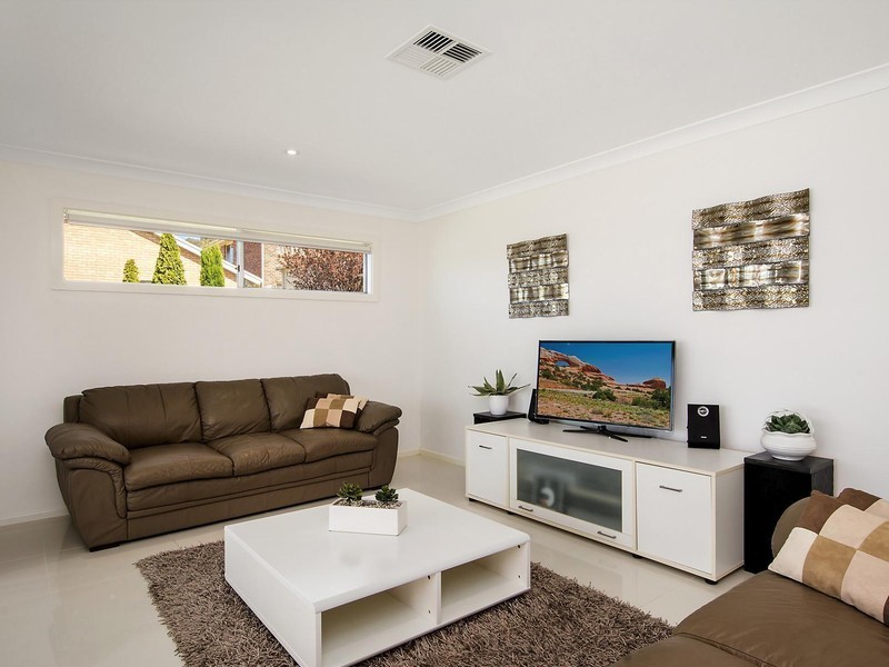 8 Ripon Way, Macquarie Hills NSW 2285