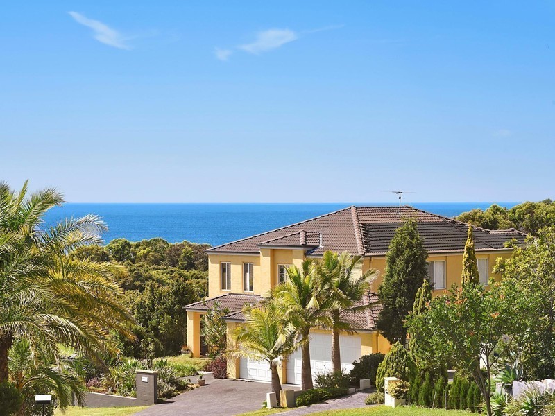 1 Sea Eagle Crescent, Caves Beach NSW 2281