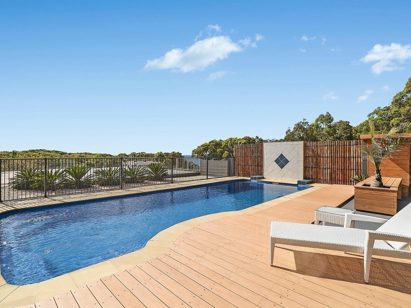 1 Sea Eagle Crescent, Caves Beach NSW 2281