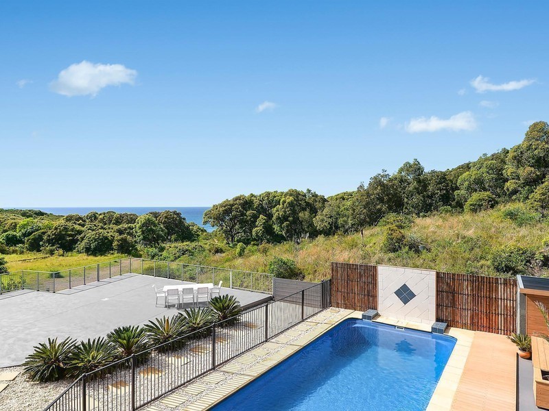 1 Sea Eagle Crescent, Caves Beach NSW 2281