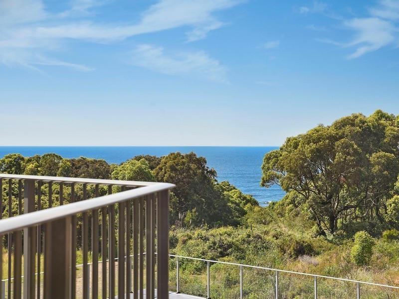 1 Sea Eagle Crescent, Caves Beach NSW 2281