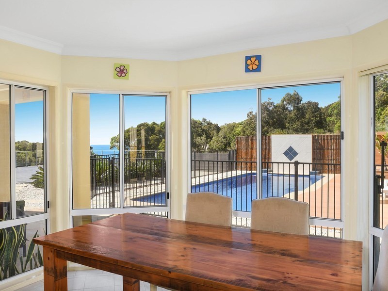 1 Sea Eagle Crescent, Caves Beach NSW 2281