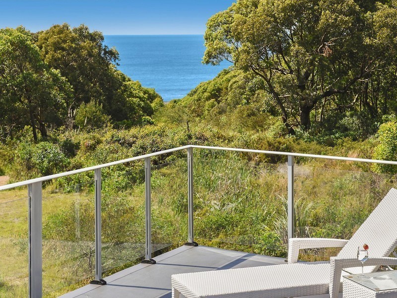 1 Sea Eagle Crescent, Caves Beach NSW 2281