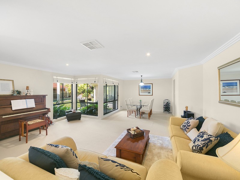 71 Green Point Drive, Belmont NSW 2280
