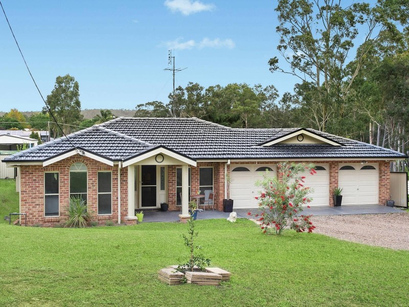 6 Stirling Street, Abernethy NSW 2325