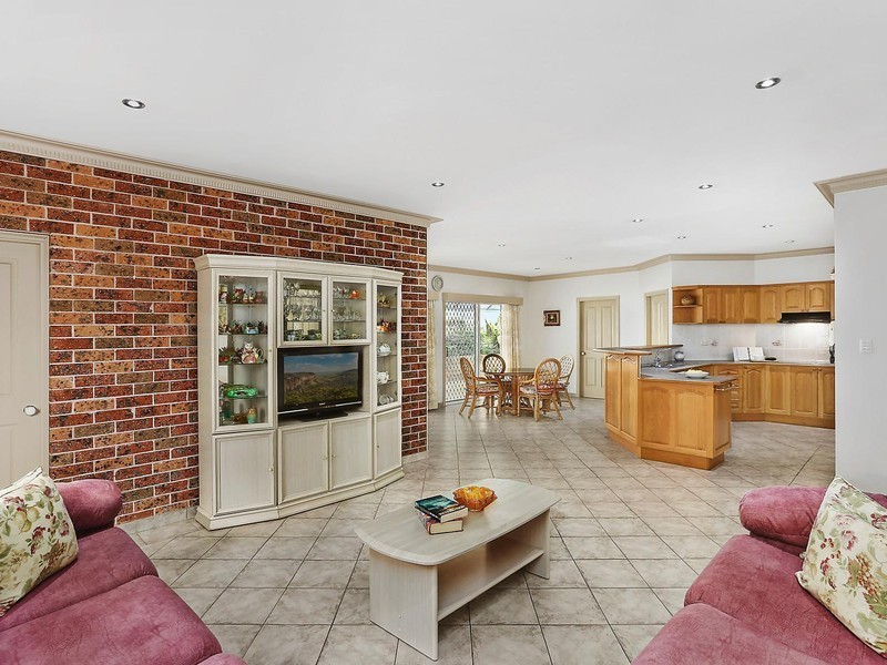 118 Blaxland Drive, Illawong NSW 2234