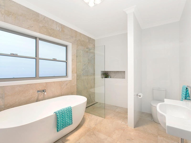 8 Air Avenue, Bulli NSW 2516