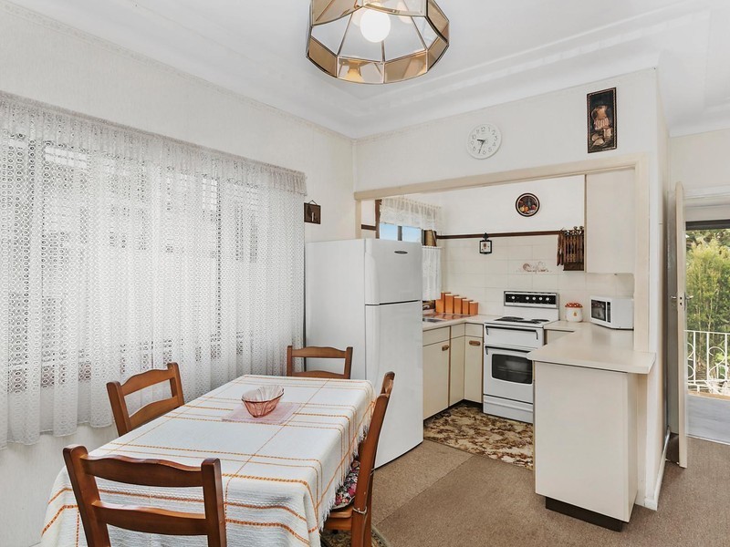 11 Claremont Avenue, Lake Heights NSW 2502