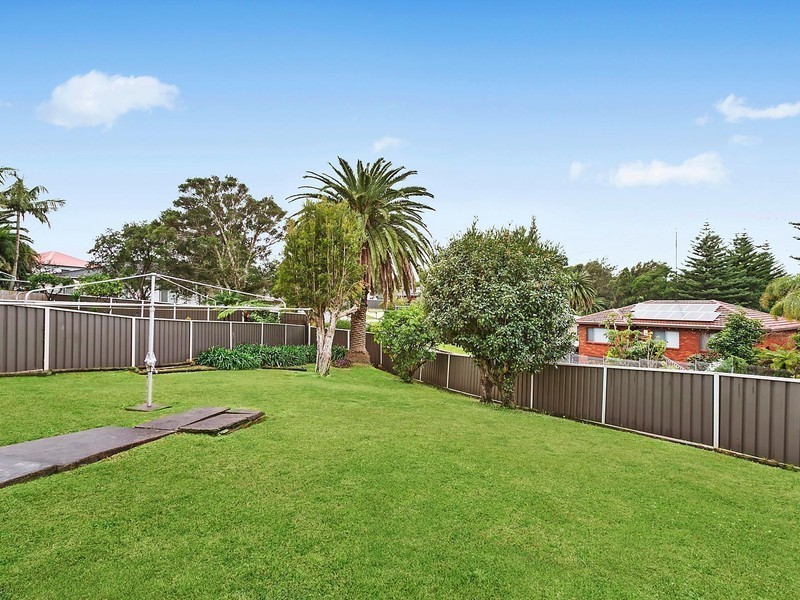 11 Claremont Avenue, Lake Heights NSW 2502